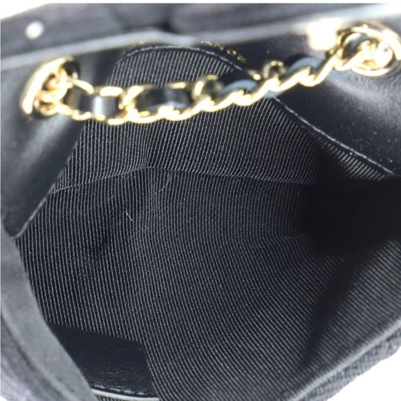 Small black quilted CHANEL belt bag with good hardware - Picture 4 of 6